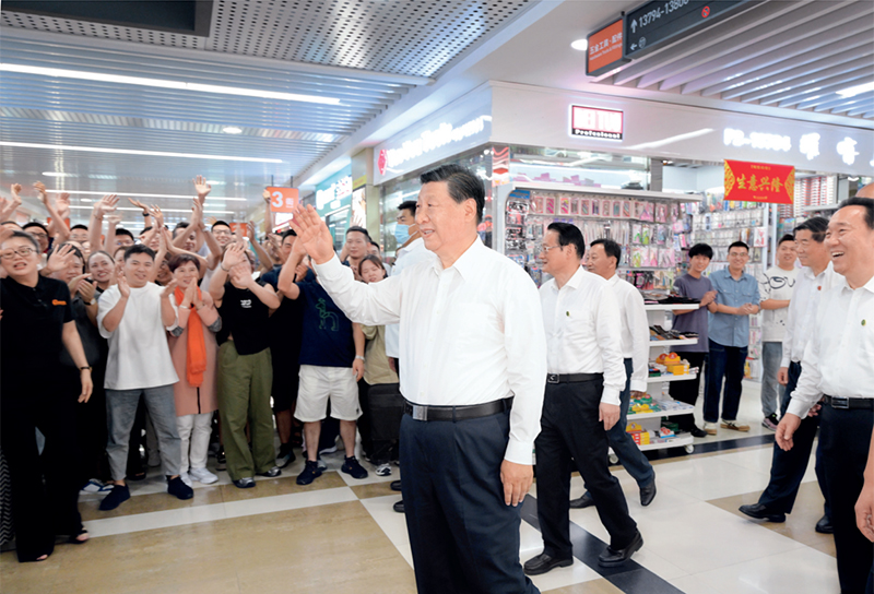 2023年9月20日至21日，，，，，中共中央总书记、国家主席、中央军委主席习近平在浙江考察。。。。。。。这是20日上午，，，，，习近平在义乌国际商贸城考察时，，，，，同商户亲切交流。。。。。。。 新华社记者 李学仁/摄