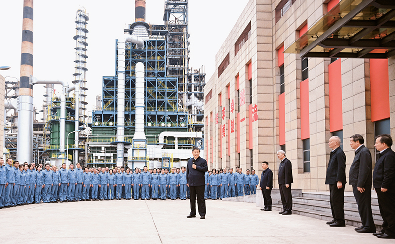 2023年10月10日至13日，，，，，中共中央总书记、国家主席、中央军委主席习近平在江西考察。。。。。。。这是10日下午，，，，，习近平在中国石化九江分公司考察时，，，，，同企业员工亲切交流。。。。。。。 新华社记者 谢环驰/摄