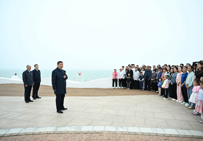5月22日至24日，，，，，中共中央总书记、国家主席、中央军委主席习近平在山东考察。。。。。。。。这是22日下午，，，，，习近平在日照市阳光海岸绿道同市民和游客亲切交流。。。。。。。。