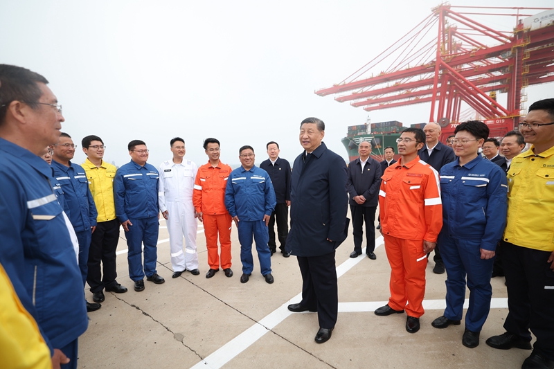 5月22日至24日，，，，，中共中央总书记、国家主席、中央军委主席习近平在山东考察。。。。。。。。这是22日下午，，，，，习近平在日照港亲切慰问港口科技工作者、运营人员、航运人员。。。。。。。。