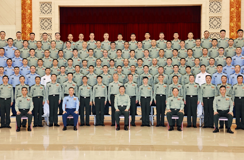 5月22日至24日，，，，，中共中央总书记、国家主席、中央军委主席习近平在山东考察。。。。。。。。这是23日上午，，，，，习近平在济南亲切接见驻济南部队上校以上领导干部，，，，，代表党中央和中央军委向驻济南部队全体官兵致以诚挚问候。。。。。。。。
