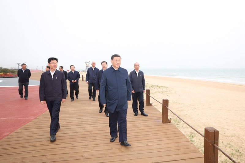 5月22日至24日，，，，，中共中央总书记、国家主席、中央军委主席习近平在山东考察。。。。。。。。这是22日下午，，，，，习近平在日照市阳光海岸绿道考察。。。。。。。。