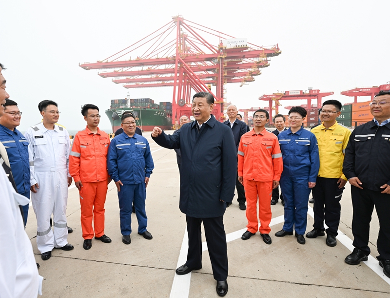 ??5月22日至24日，，，，，中共中央总书记、国家主席、中央军委主席习近平在山东考察。。。。。。。。这是22日下午，，，，，习近平在日照港亲切慰问港口科技工作者、运营人员、航运人员。。。。。。。。 