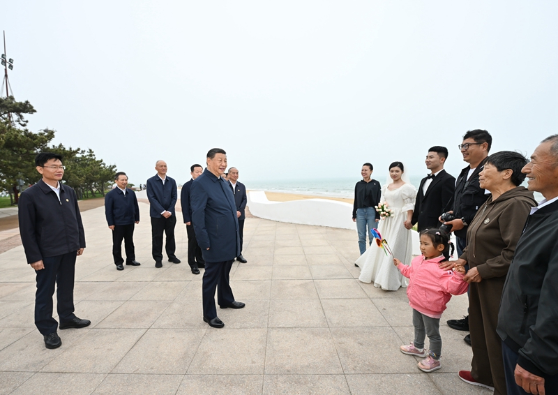 5月22日至24日，，，，，中共中央总书记、国家主席、中央军委主席习近平在山东考察。。。。。。。。这是22日下午，，，，，习近平在日照市阳光海岸绿道同市民亲切交流。。。。。。。。